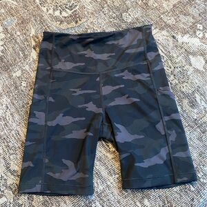 Athleta ultimate stash pocket camo shorts size xs